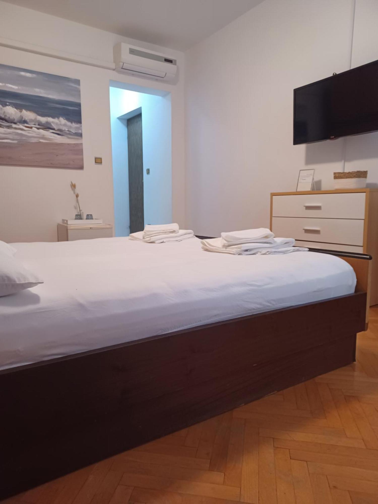 Apartments Emilija Makarska Room photo